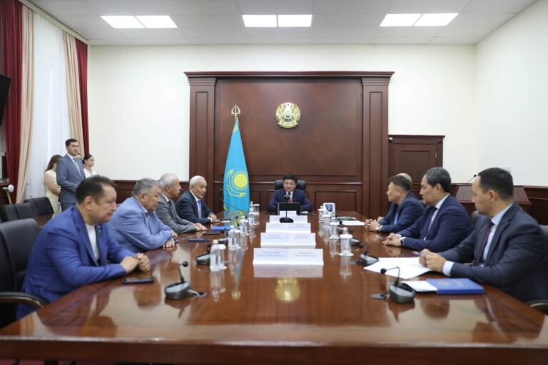 СУ ШАРУАШЫЛЫҒЫ ҚЫЗМЕТКЕРЛЕРІНЕ ҚҰРМЕТ КӨРСЕТІЛДІ