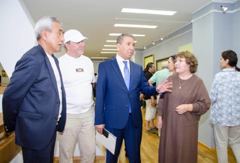 СЫРДАН ШЫҚҚАН ҚАЛАМГЕР, ҚЫЛҚАЛАМ ШЕБЕРІ АҒЫМСАЛЫ ДҮЗЕЛХАНОВТЫҢ 75 ЖЫЛДЫҒЫНА ОРАЙ КӨРМЕ ӨТТІ