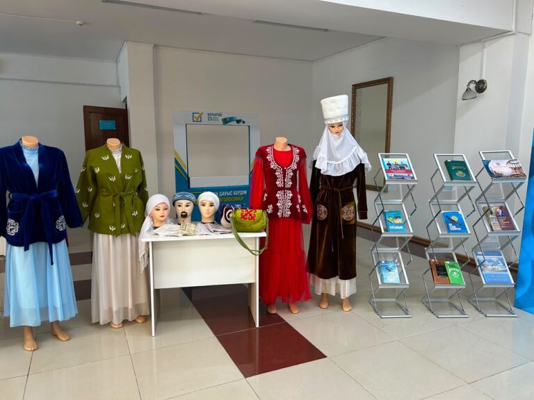 САЙЛАУ УЧАСКЕЛЕРІНДЕ КІТАП ЖӘНЕ ҚОЛӨНЕР КӨРМЕЛЕРІ ҰЙЫМДАСТЫРЫЛДЫ