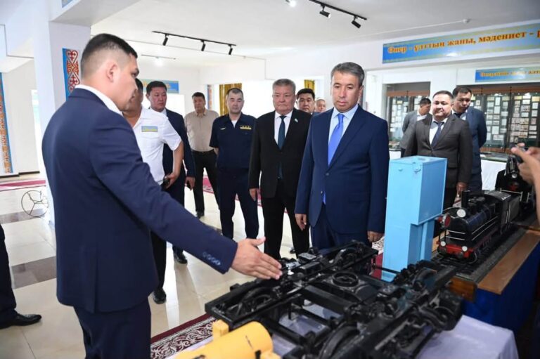 БОЛАТ ЖОЛ БОЙЫНДАҒЫ БЕЙНЕТ: ҚАЗАЛЫ ТЕМІРЖОЛШЫЛАРЫНЫҢ ЕҢБЕГІ ЕЛЕУЛІ