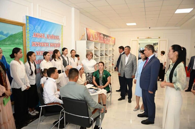 ҚАЗАЛЫДА «ХАКІМ АБАЙДЫҢ АМАНАТЫ» АТТЫ ӘДЕБИ-САЗДЫ КЕШ ӨТТІ