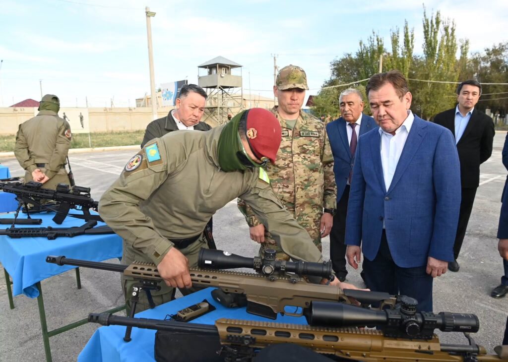 АЙМАҚ БАСШЫСЫ ҚЫЗЫЛОРДА ГАРНИЗОНЫНДАҒЫ ӘСКЕРИ БӨЛІМДЕРДІҢ ЖҰМЫСЫМЕН ТАНЫСТЫ
